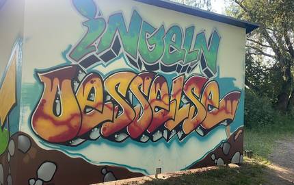 Rückwand Jugendplatz I-Ö © Ingeln-Oesselse aktiv e.V. Die neu gestaltete Rückwand des Jugendplatzes in Ingeln-Oesselse mit dem Namen des Dorfes als Graffiti-Schrifzug