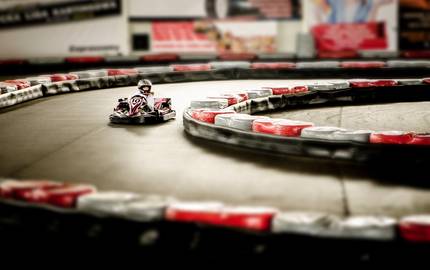 Kart auf einer Kartbahn