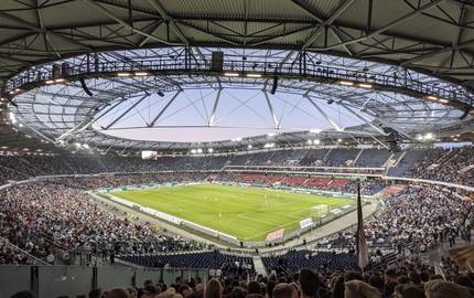Blick ins Niedersachsenstadion in der Dämmerung