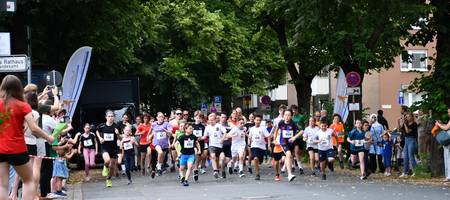 Läuferinnen und Läufer laufen los auf der Alten Rathausstraße