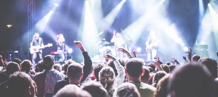 Menge beim Konzert vor der Bühne