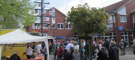 Blick auf den Markplatz Rethen anlässlich der Maifeier 2016