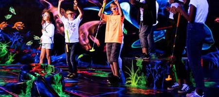 Kinder im Schwarzlicht beim Neongolf