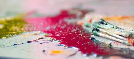 bunte Farbkleckse auf einer Leinwand
