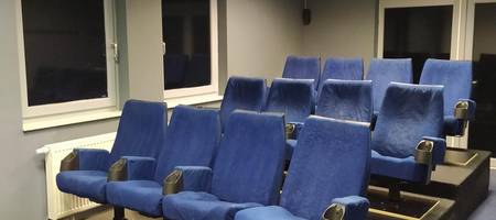 Kinoraum mit Original Kinosesseln