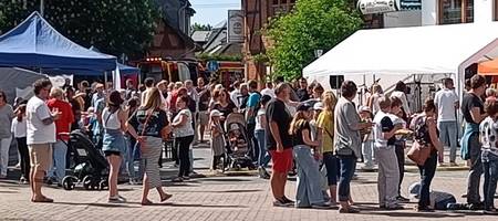 Blick auf das Dorffest mit Besuchenden und Ständen