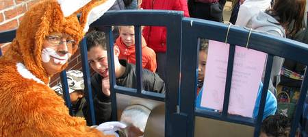 Mann im Hasenkostüm öffent das Tor zum Park der Sinne