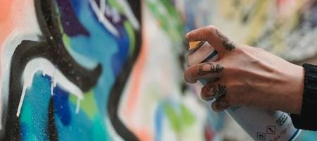 Nahaufnahme Graffitidose beim Sprühen