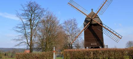 Landschaftsaufnahme der Windmühle Marienrode