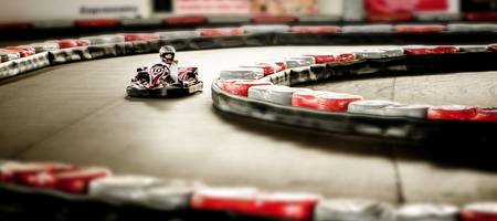 Kart auf einer Kartbahn