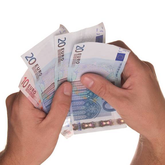 Zwei Hände halten Euroscheine