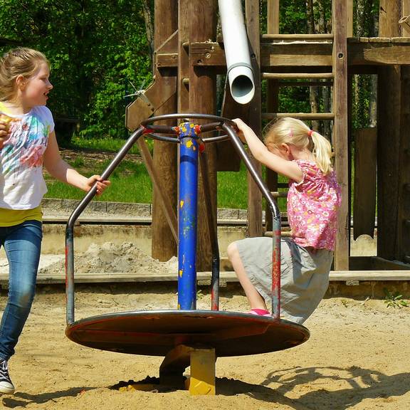 children playing 334531 1920