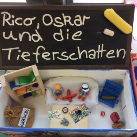 Lesekiste: Das Buch Rico, Oskar und die Tieferschatten wird in einem Schuhkarton plastisch dargestellt